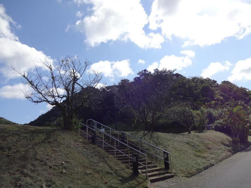 Motobu Green Park And Golf Course Buitenkant foto